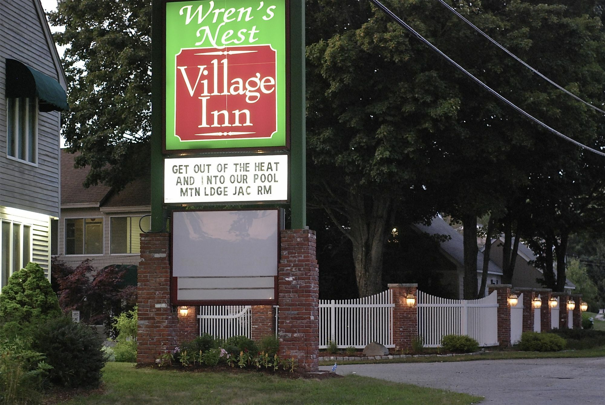 Wren'S Nest Village Inn 朴次茅斯 外观 照片